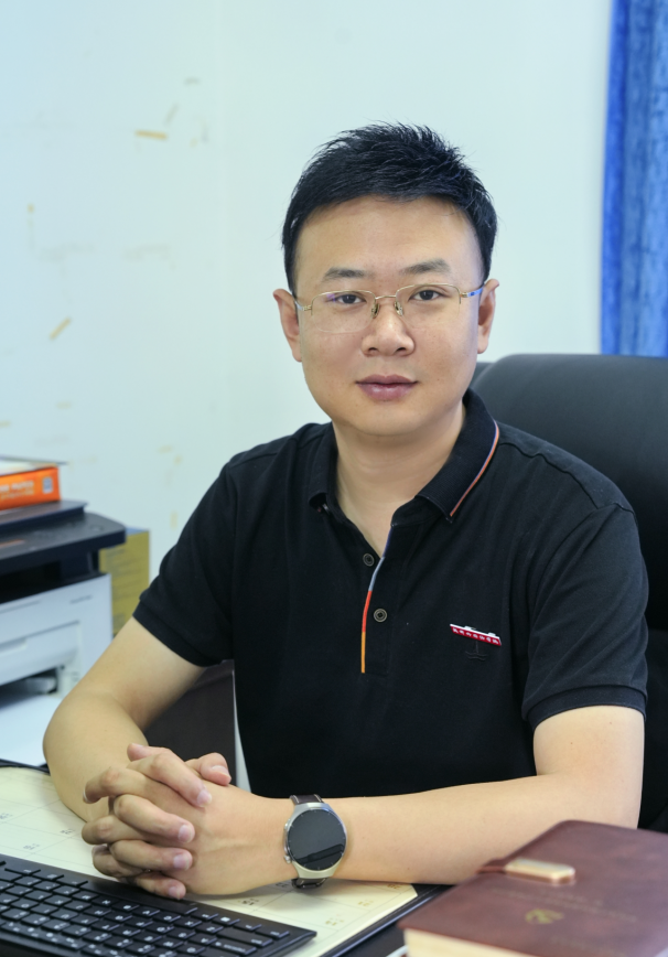 钟伟 亚非语言学院党委书记